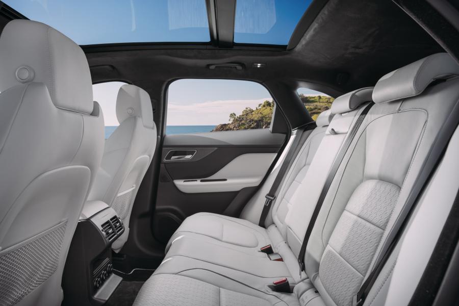 Интерьер Jaguar F-Pace S 35t AWD 2016 года  (AU) (фото 8 из 29)